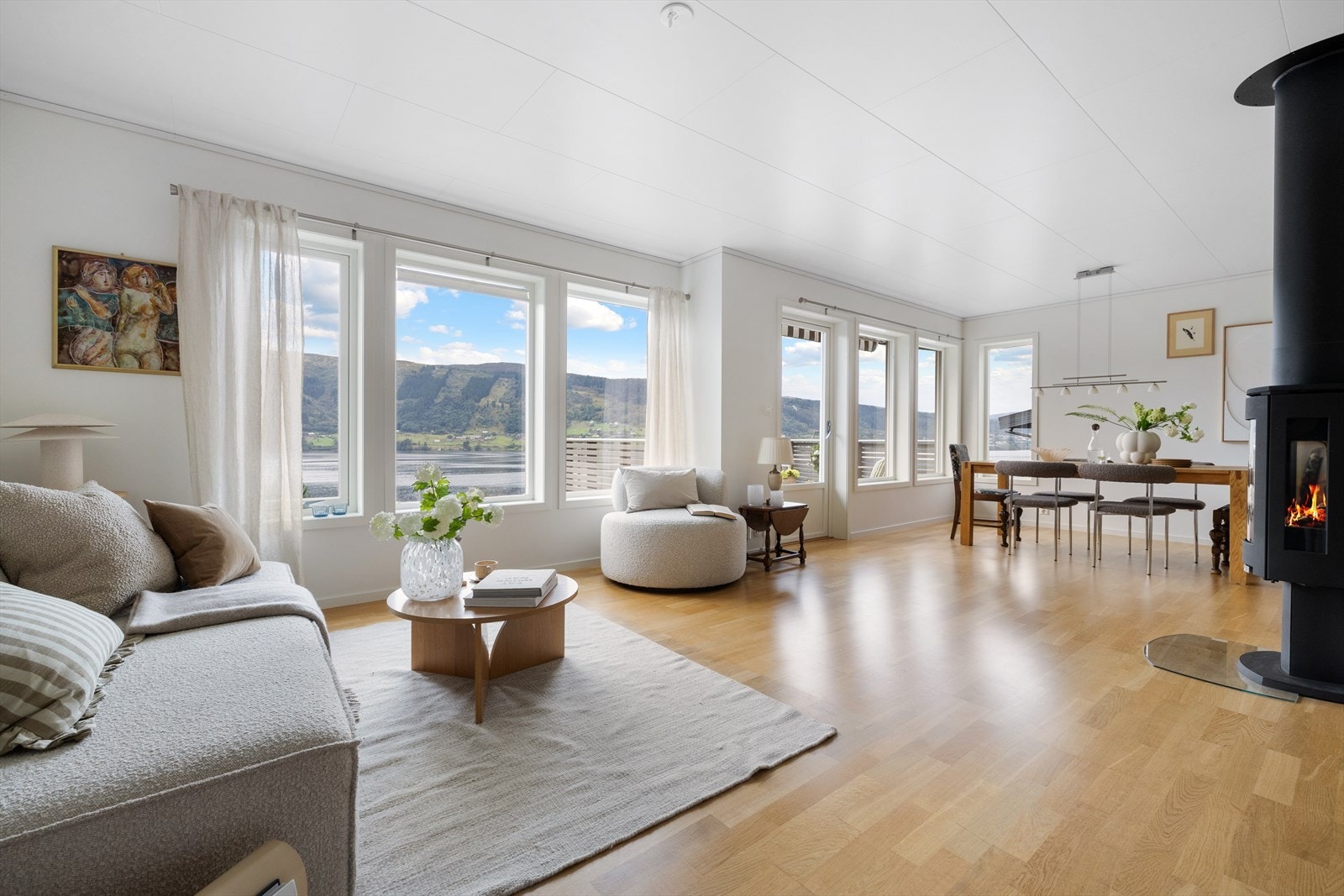 Lys og luftig stue med flotte utsiktsforhold. Galleribilde