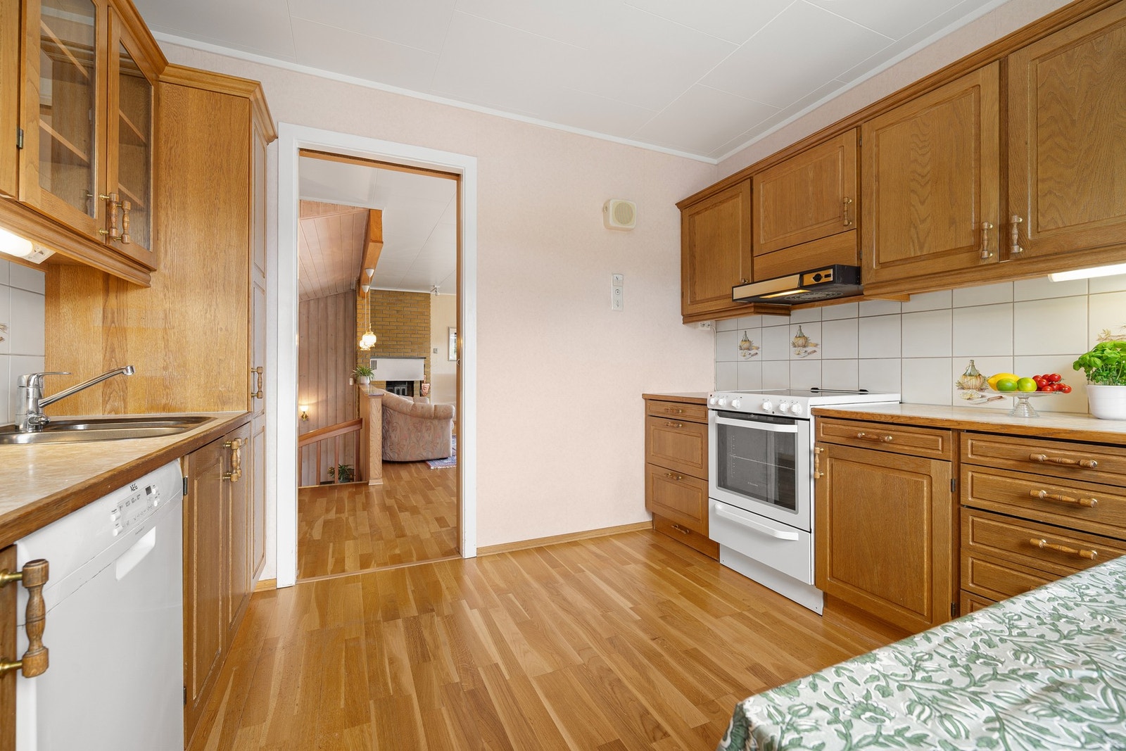 Komfyr, kjøleskap og oppvaskmaskin medfølger handelen Galleribilde