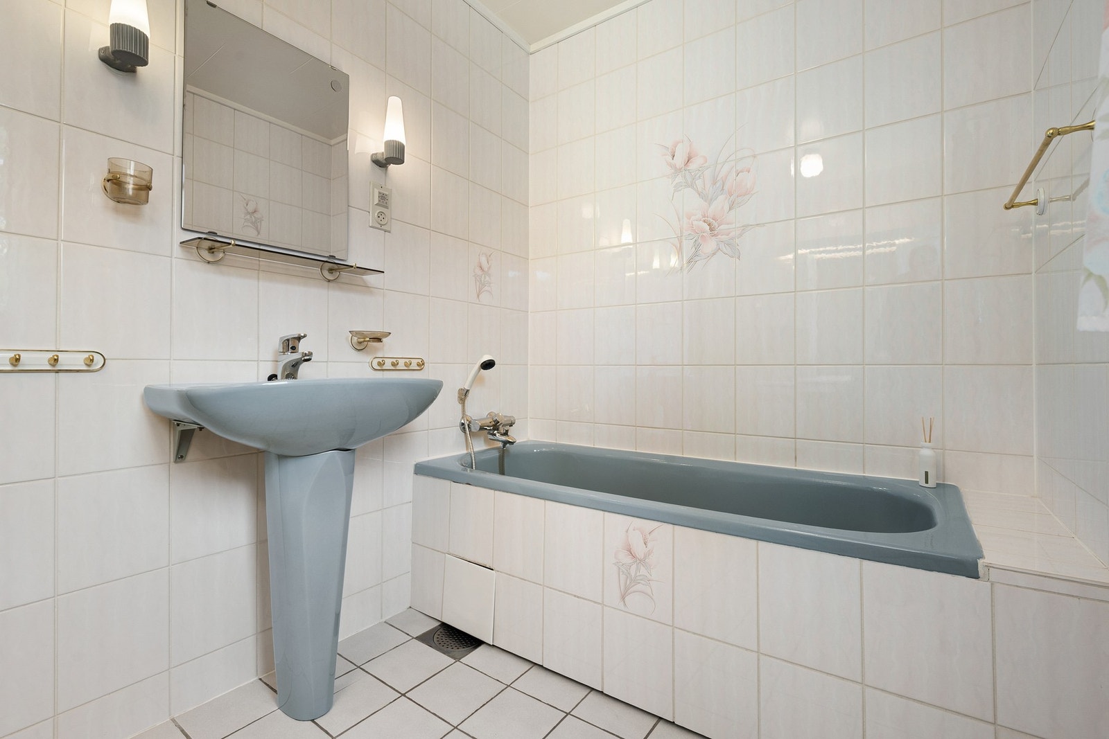 Servant på vegg og innebygd badekar Galleribilde