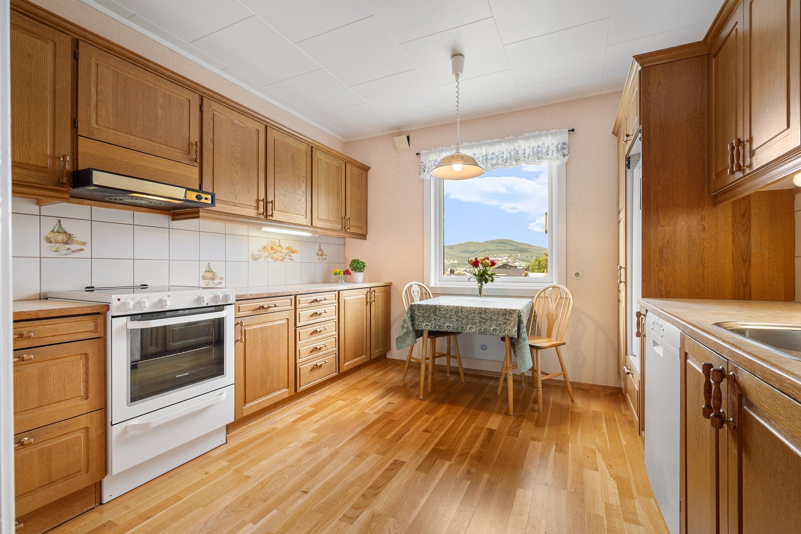 Kjøkkenet har plass til flere kokker og spiseplass Galleribilde