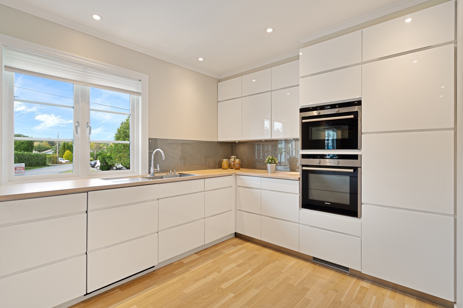 En integrert glassplate ved vasken gir et eksklusivt preg, og med rikelig arbeids- og oppbevaringsplass er kjøkkenet ideelt for både matlaging og oppbevaring av kjøkkenutstyr. Galleribilde