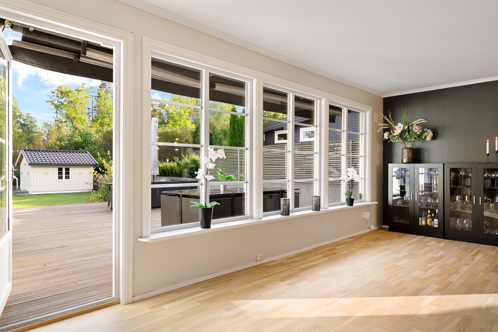 Fra stuen har du direkte utgang til den imponerende terrassen, perfekt til å nyte livet utendørs Galleribilde