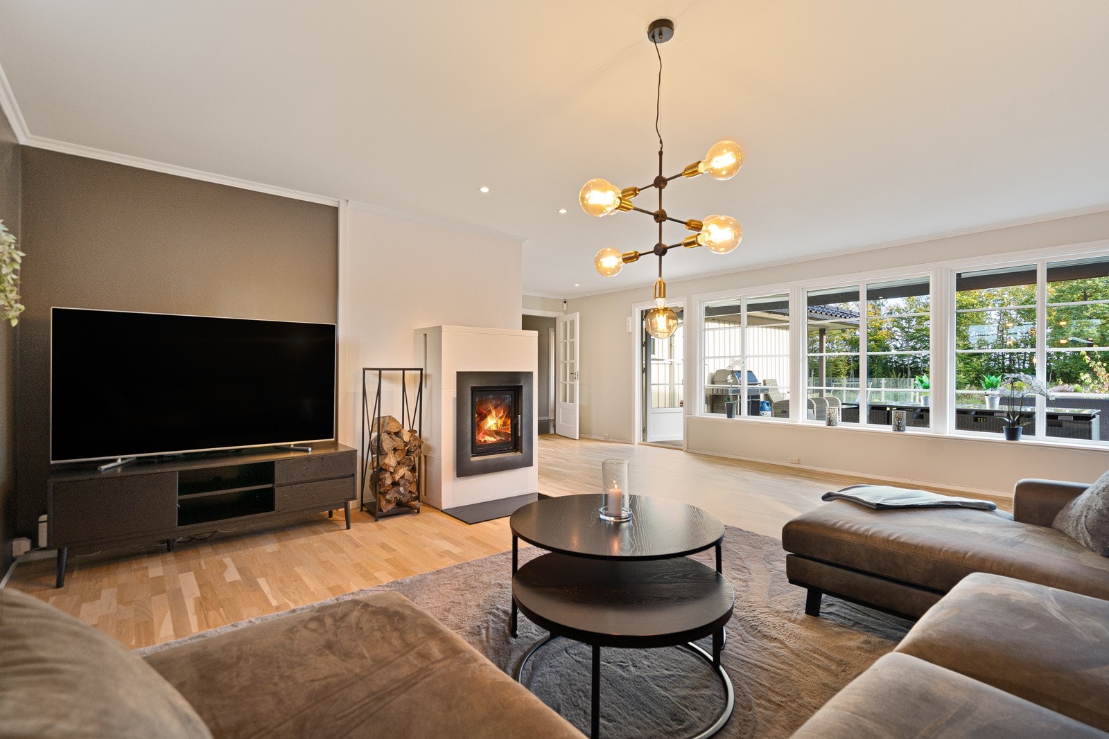 Romslig stue. Galleribilde