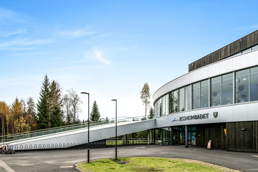 Jessheimbadet med 25 meters basseng, terapi og velværebasseng, babybasseng med leker til de minste, vannsklie og stupebasseng og kafé. Galleribilde