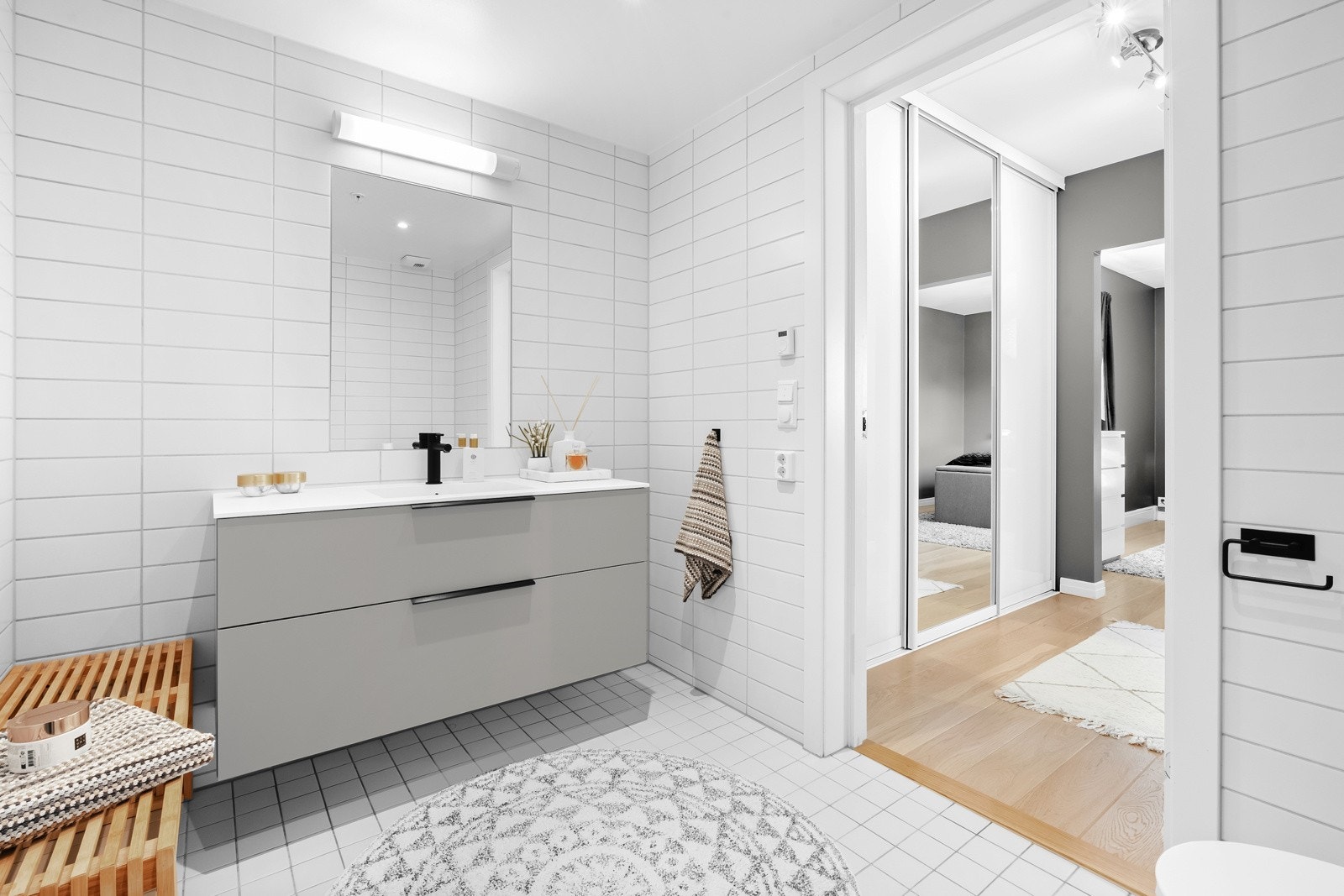 Det ene baderommet har adkomst fra hovedsoverommet via omkledningsrom. Galleribilde