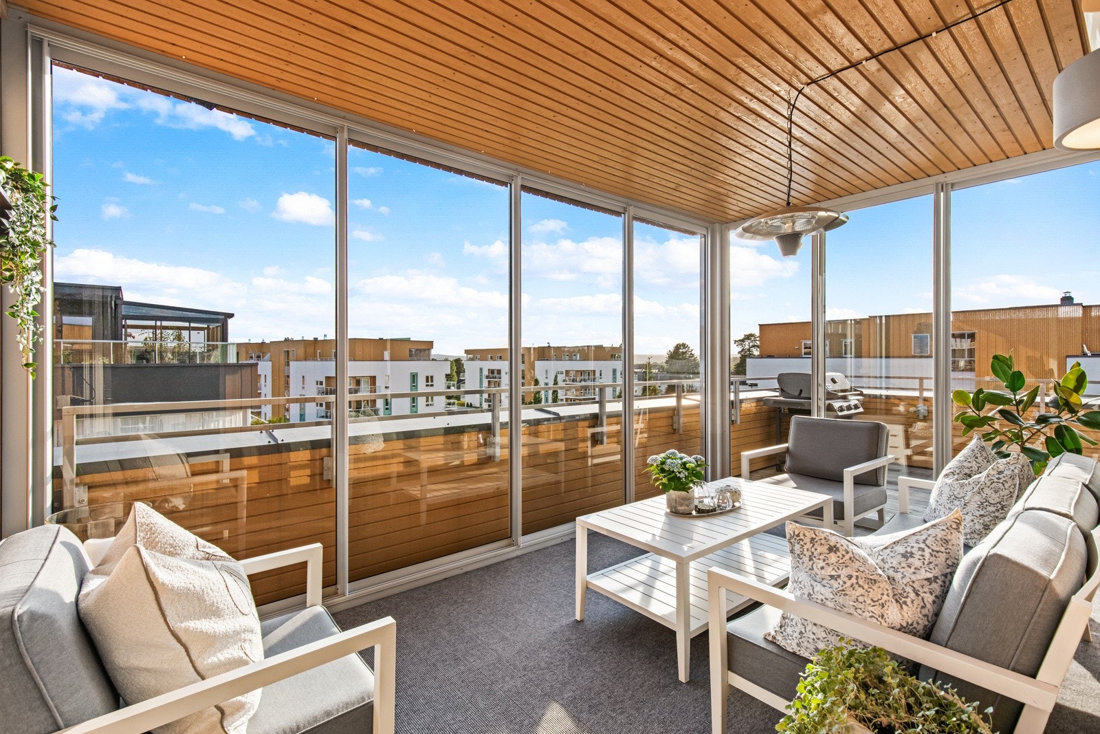 Fra stuen er det utgang først til en innglasset balkong/ vinterhage på 15 kvm, og videre til åpen balkong på hele 29 kvm. Galleribilde