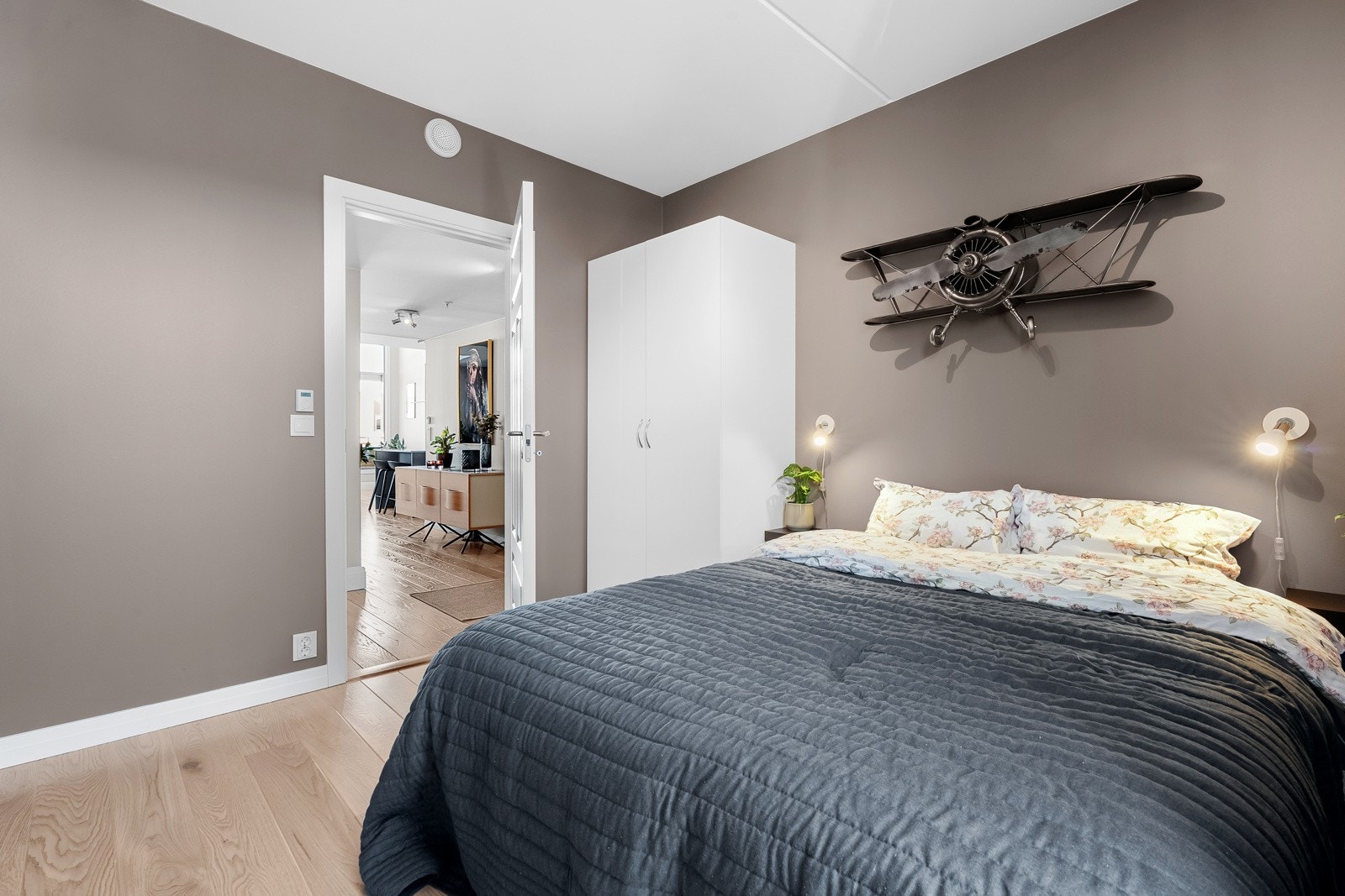 Gulvene er belagt med parkett, og det er lagt varmelister langs veggene på alle soverommene, samt i stue, kjøkken og innvendig bod. Galleribilde