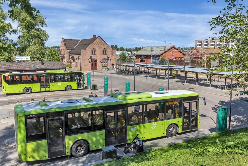 Togavgang til Oslo hver halvtime med en reisetid inn til hovedstaden er på ca. 37 min. Det er prioritert parkering ved togstasjonen for pendlere. Galleribilde