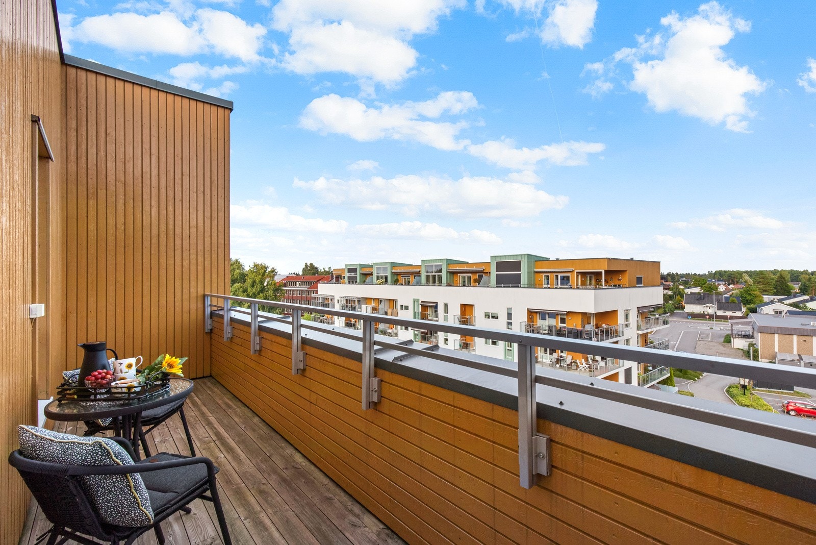 Balkongene som er vendt i ulike himmelretninger sørger for gode solforhold gjennom hele dagen! Galleribilde