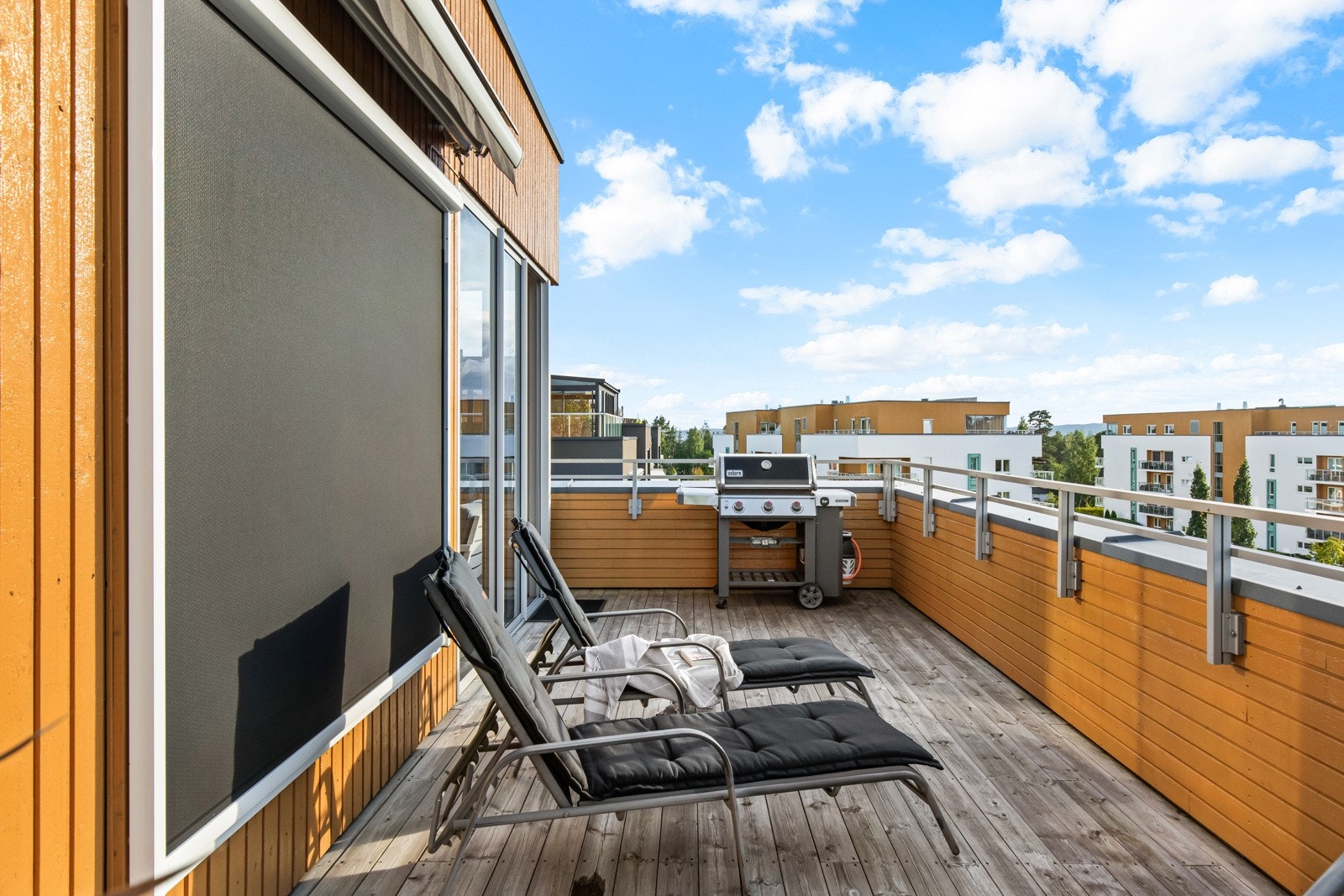 Her er det god plass til møblement, grill og beplantning. Galleribilde