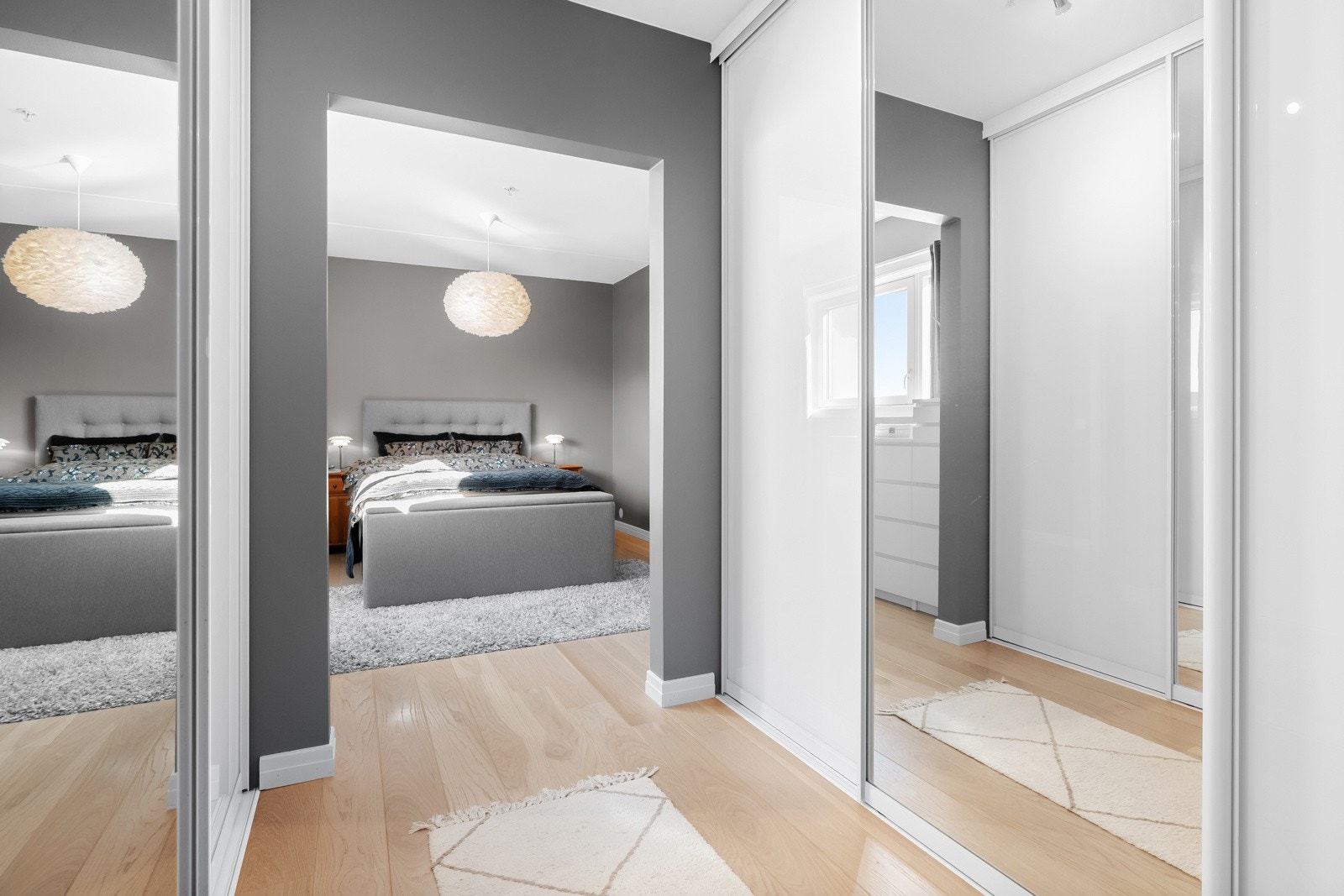 Omkledningsrommet har skyvedørsgarderober på hver side. Galleribilde