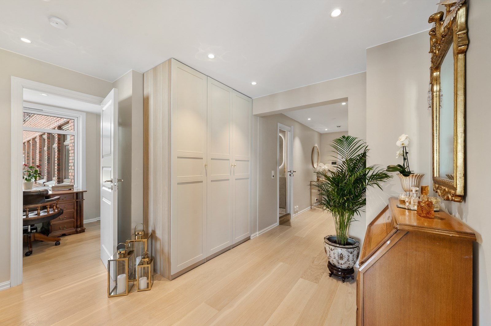 Romslig gang - godt med garderobeskap. Galleribilde