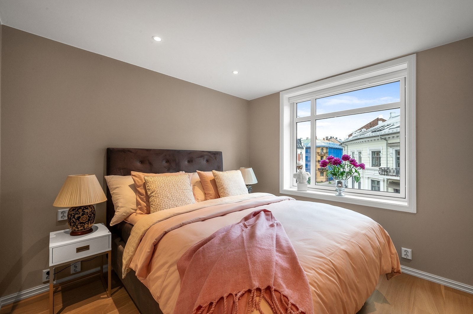 Romslig hovedsoverom med hyggelig utsyn mot Frognerveien/Skovveien Galleribilde