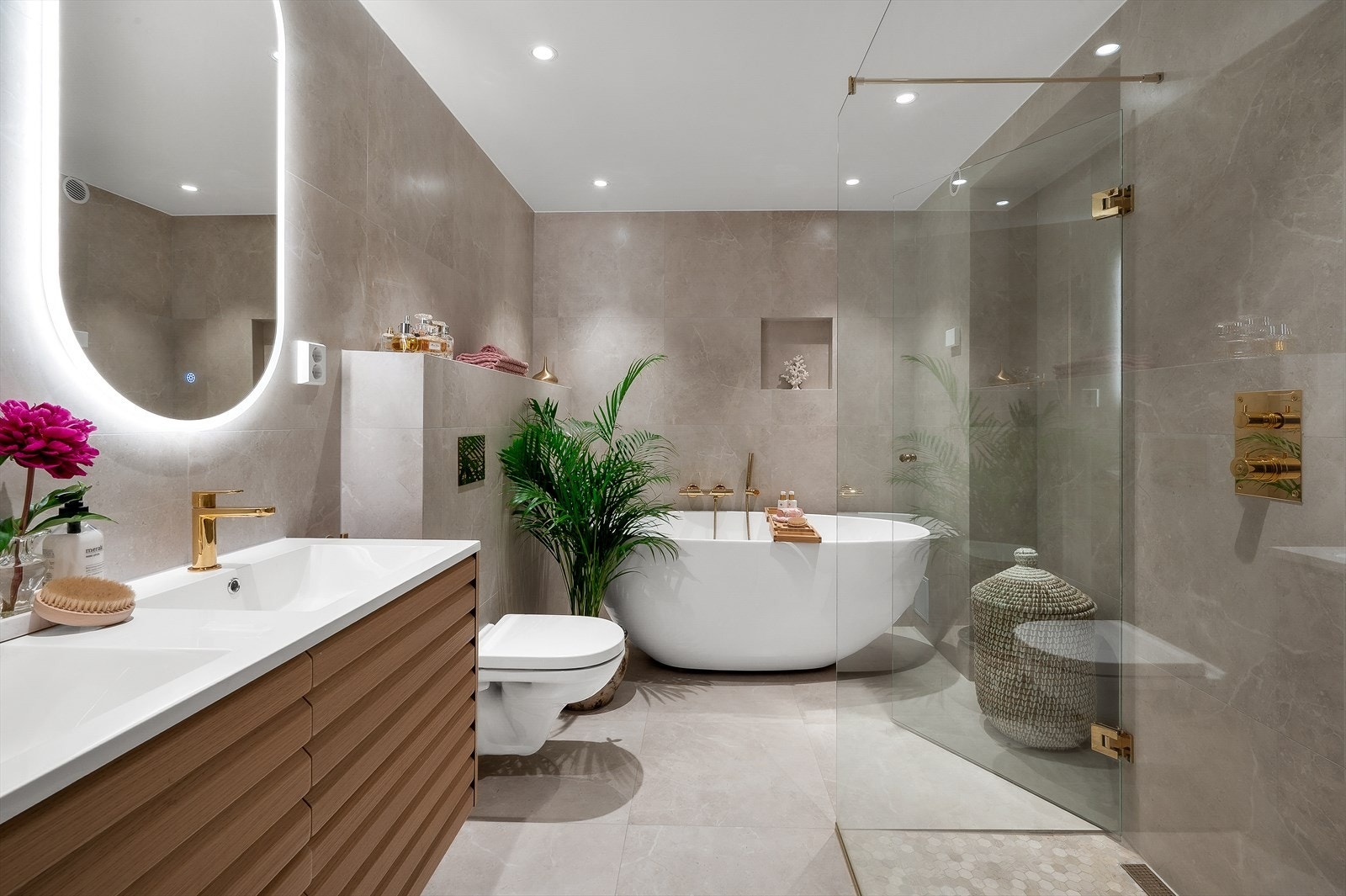 Lekkert nyoppusset bad med 60 x 60 fliser Galleribilde