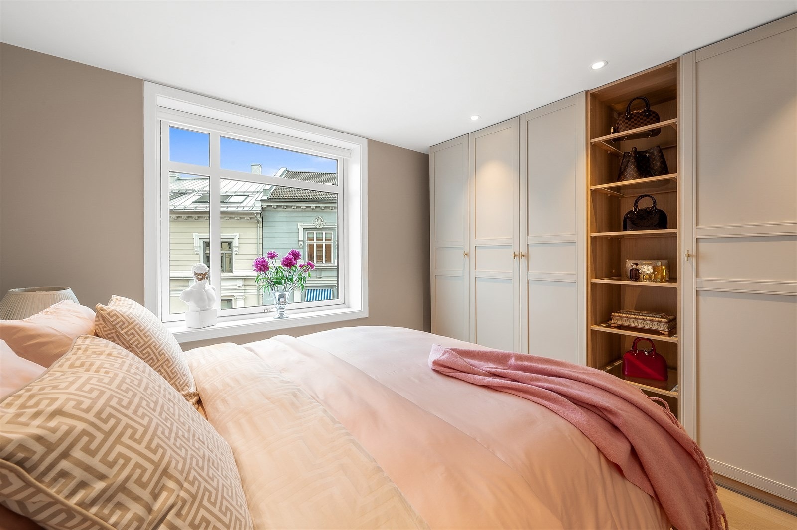 Hovedsoverommet har godt med garderobeskap. Downlights i himling. Galleribilde