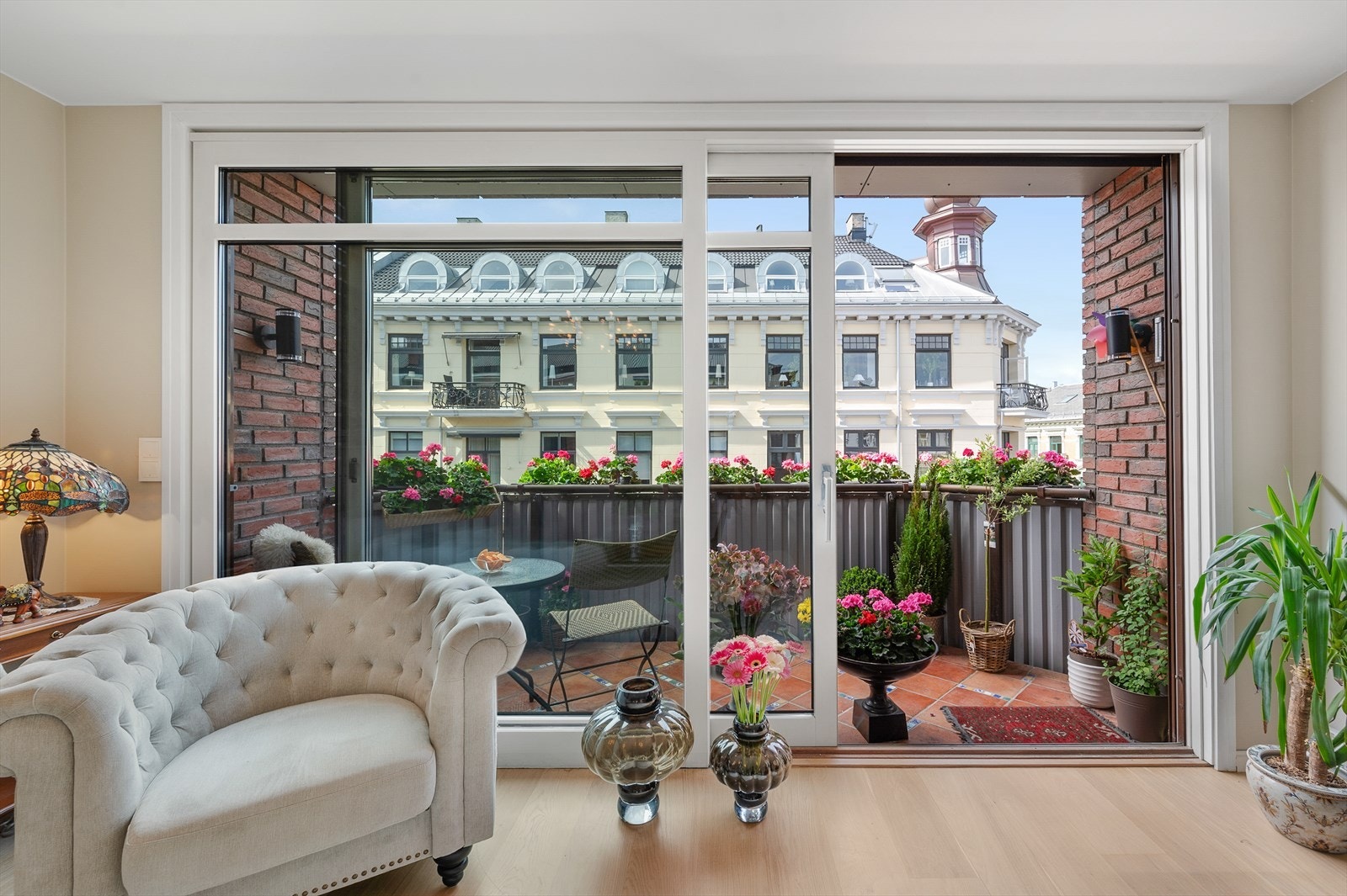 Store vindusflater som gir godt med lys. Galleribilde