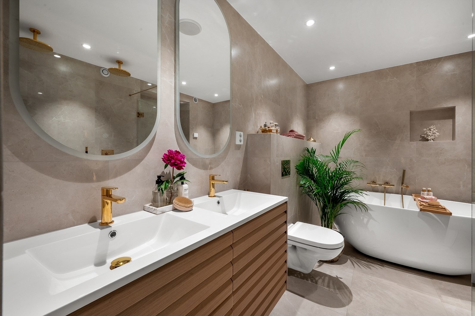 Badet har nytt servant, vegghengt toalett, badekar og dusj. Galleribilde