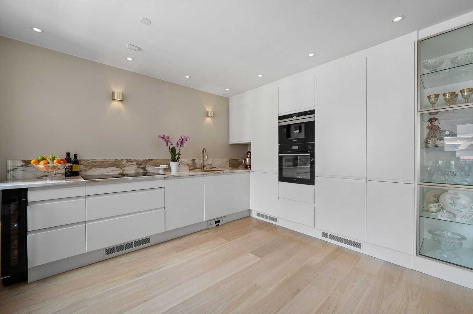 Kjøkkenet har integrert stekeovn fra AEG. Kaffemaskin fra Siemens. Kjøleskap og fryseskap fra AEG. Oppvaskmaskin fra ASKO. Platetopp fra AEG. Galleribilde