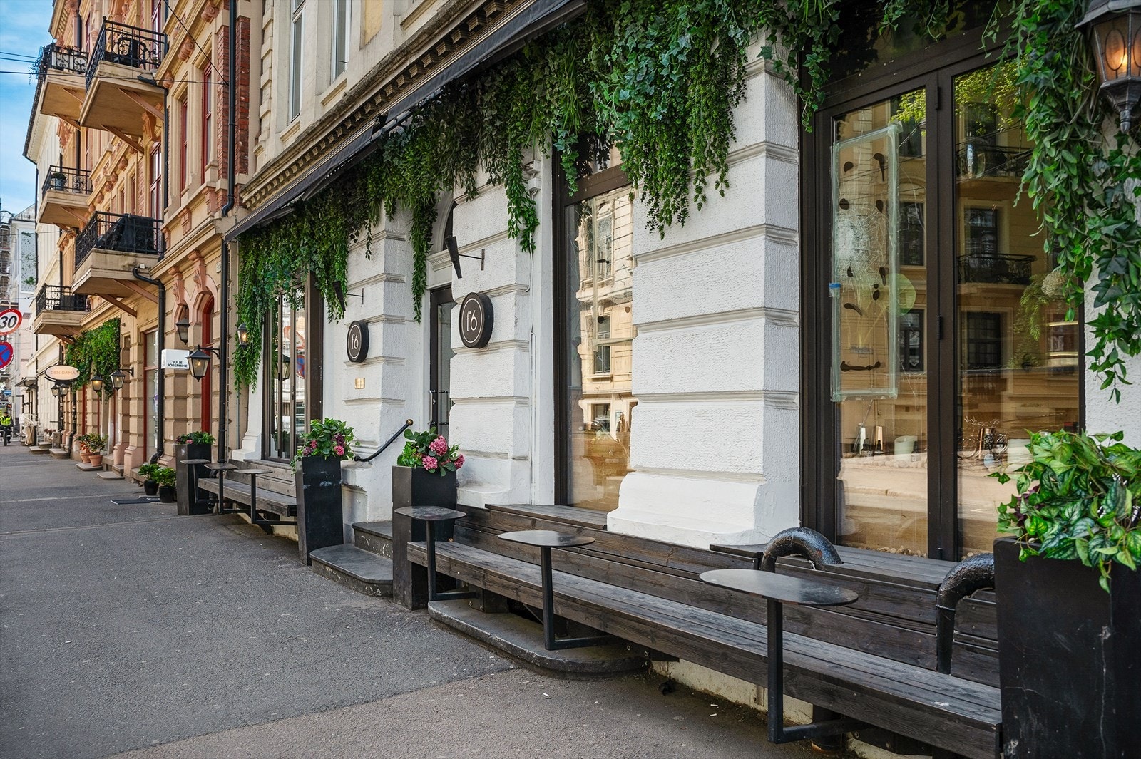 Frognerveien rett utenfor men en rekke barer og resturanter. Galleribilde