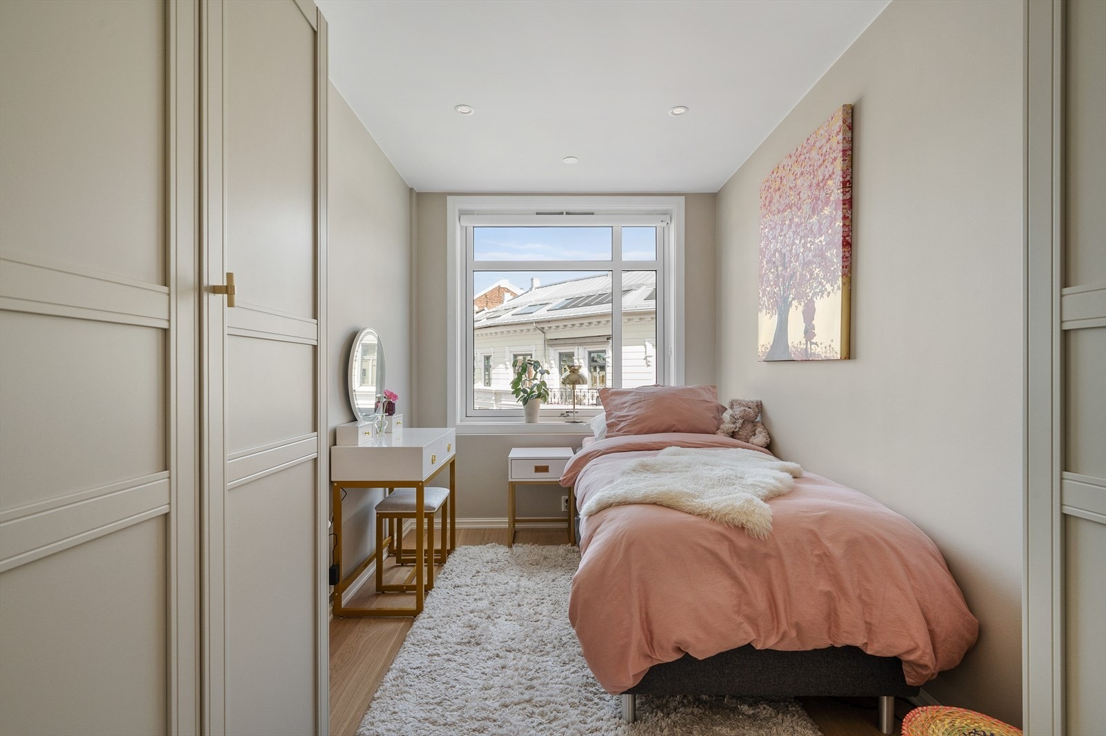 Soverom 2 med garderobeskap Galleribilde