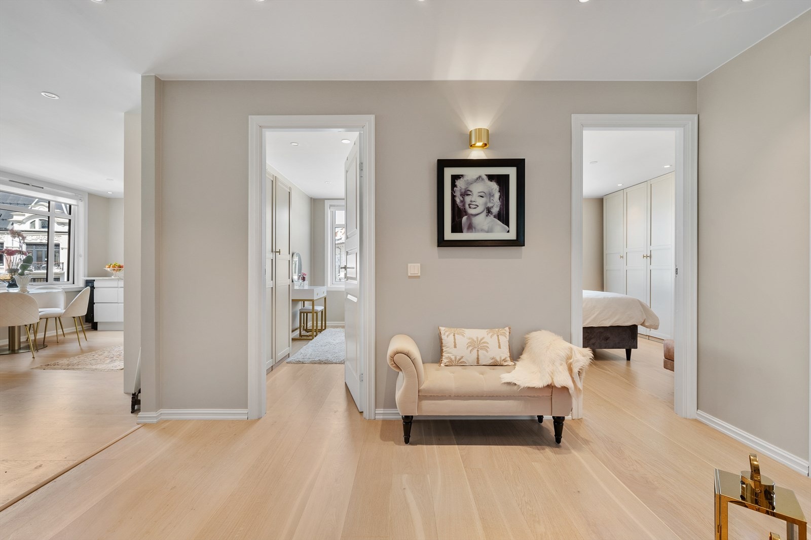 Gang/hall med inngang til stue og 3 soverom. Galleribilde