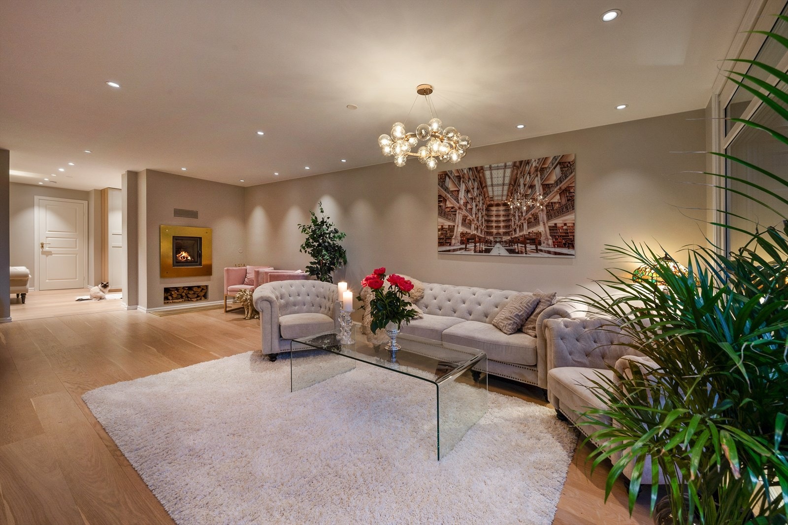 Stuen har 1- stavs norsk eikeparkett gjennomgående i leiligheten. Galleribilde