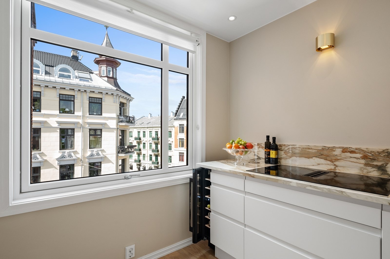 Stort vindu på kjøkken som gir godt med lys Galleribilde