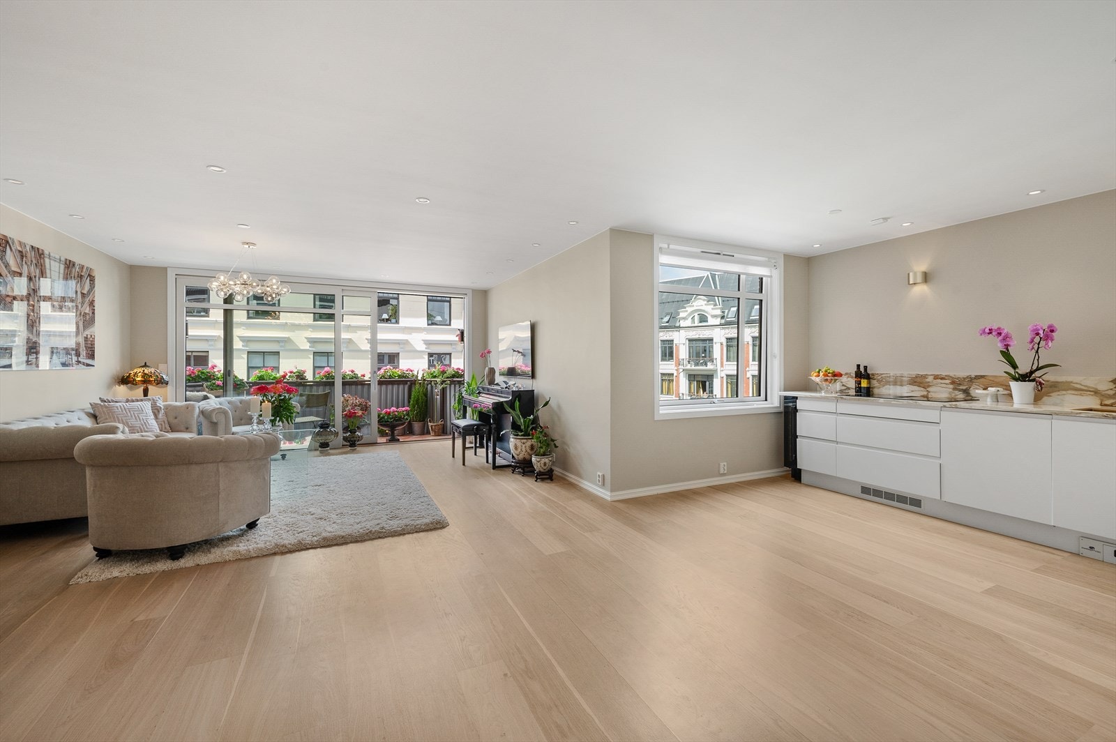 Romslig stue med masse lys - Velkommen til Skovveien 3! Galleribilde