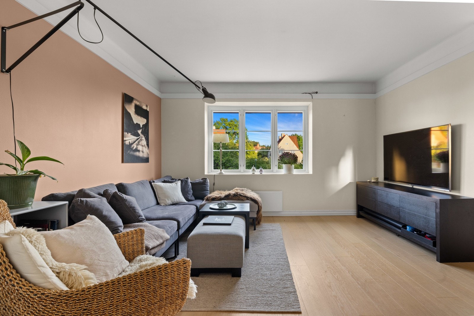 Det er pene enstavs parkettgulv i alle oppholdsrommene i etasjen. Galleribilde