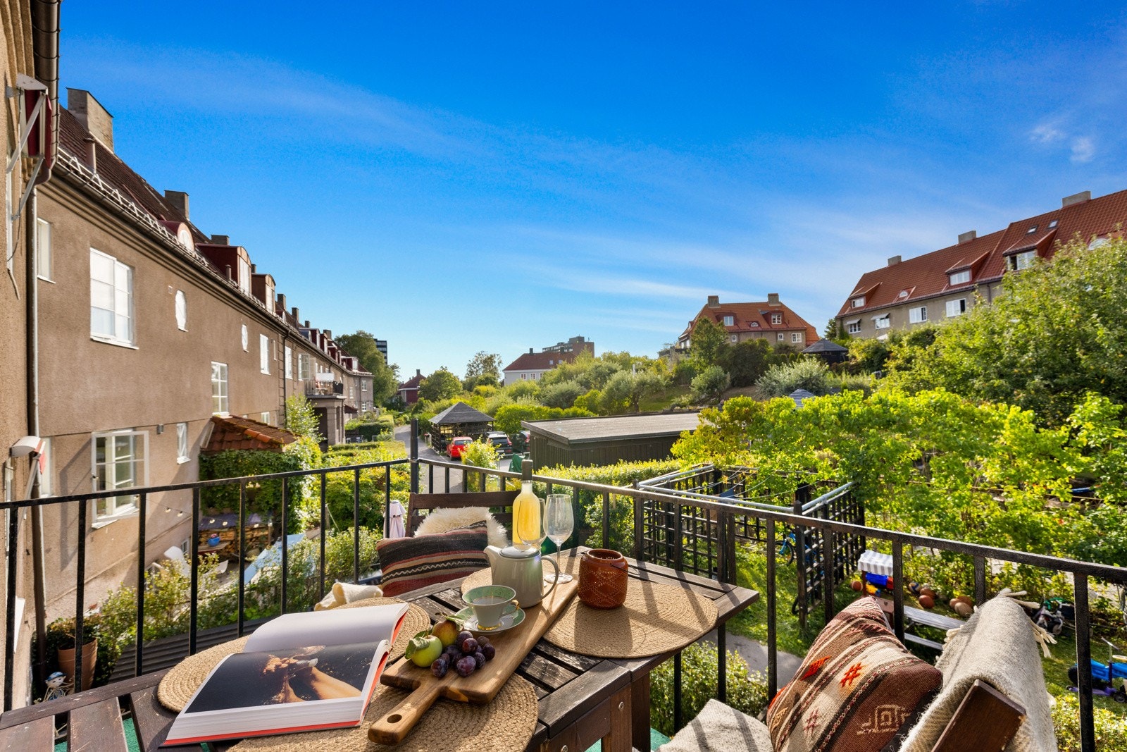 Vakkert skue over indre gårdsrom med frodige hagearealer, barnevennlig og sosialt! Galleribilde