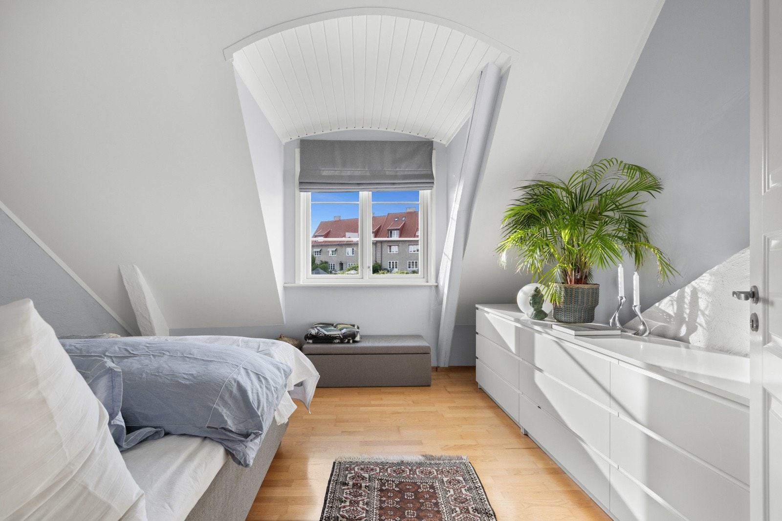 Soverom 2 er over 16 kvm og har de samme hvelvede himling over vinduet med utsyn mot indre gårdsrom. Utvendig fjernstyrte persienner på soverommene. Galleribilde