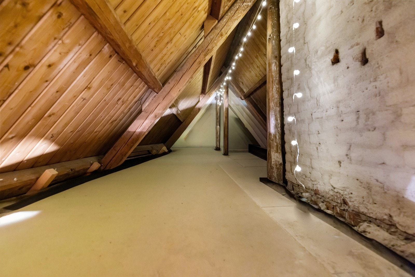 Boligen har tilgang til råloft med adkomst via stige fra bod i 3. etasje. Loftet er uisolert og har dekke, og brukes i dag som lagringsplass. Jf den utgåtte rammetillatelsen kunne det settes inn vindu på hver side. Galleribilde