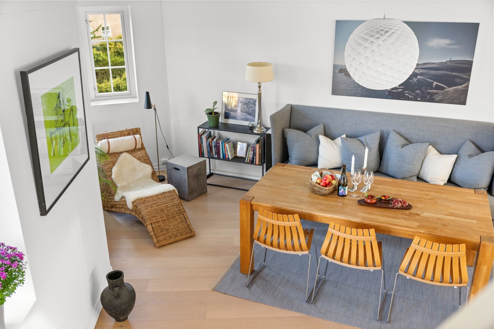 Velkommen til Ullevål hageby og denne nydelige 4/5-roms leiligheten med hageparsell i Moltke Moes vei 5! Boligen er flott pusset opp, men har videre utviklingspotensial på øvre plan. Galleribilde