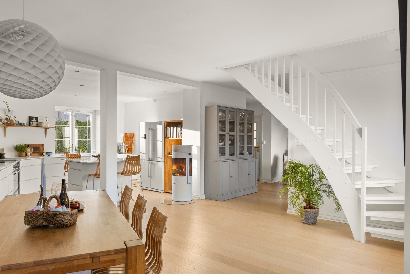 Oppholdsrommene i 2.etasje har pen enstavs eikeparkett og slette, malte vegger. Galleribilde