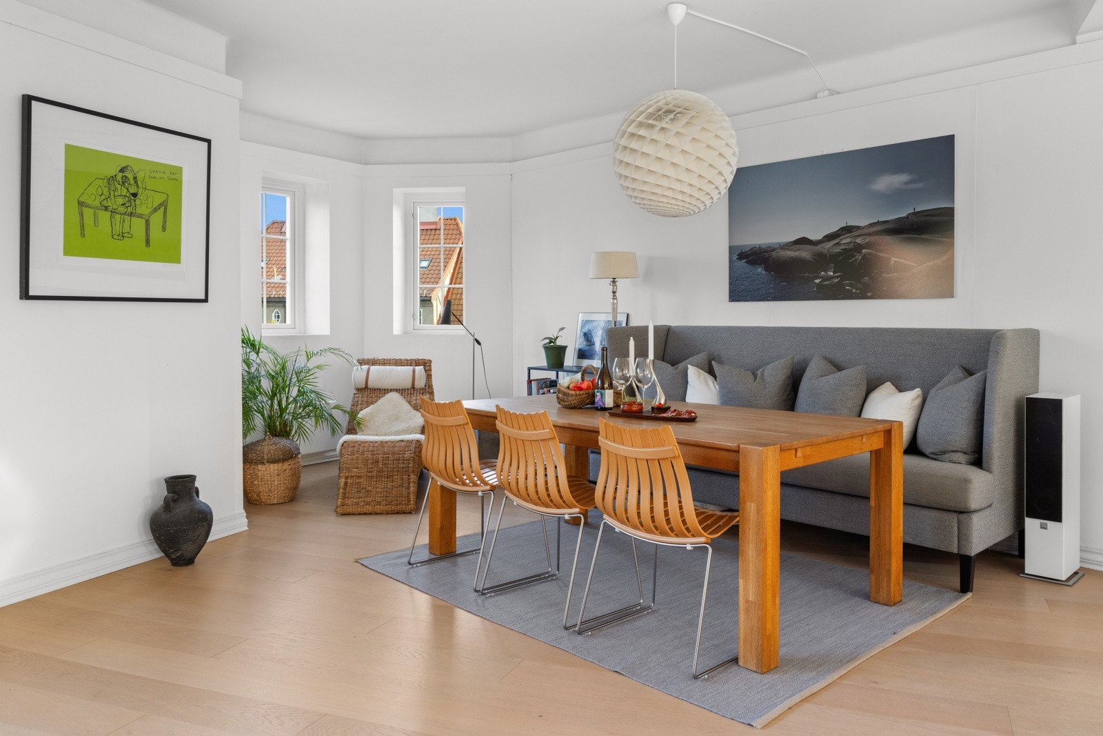 Det er god plass til langbord i spisestuen som har store vinduer mot sydøst. Mellom kjøkkenet og spisestuen er det gjennomgående lys og solen skinner tvers igjennom disse herlige oppholdsrommene! Galleribilde