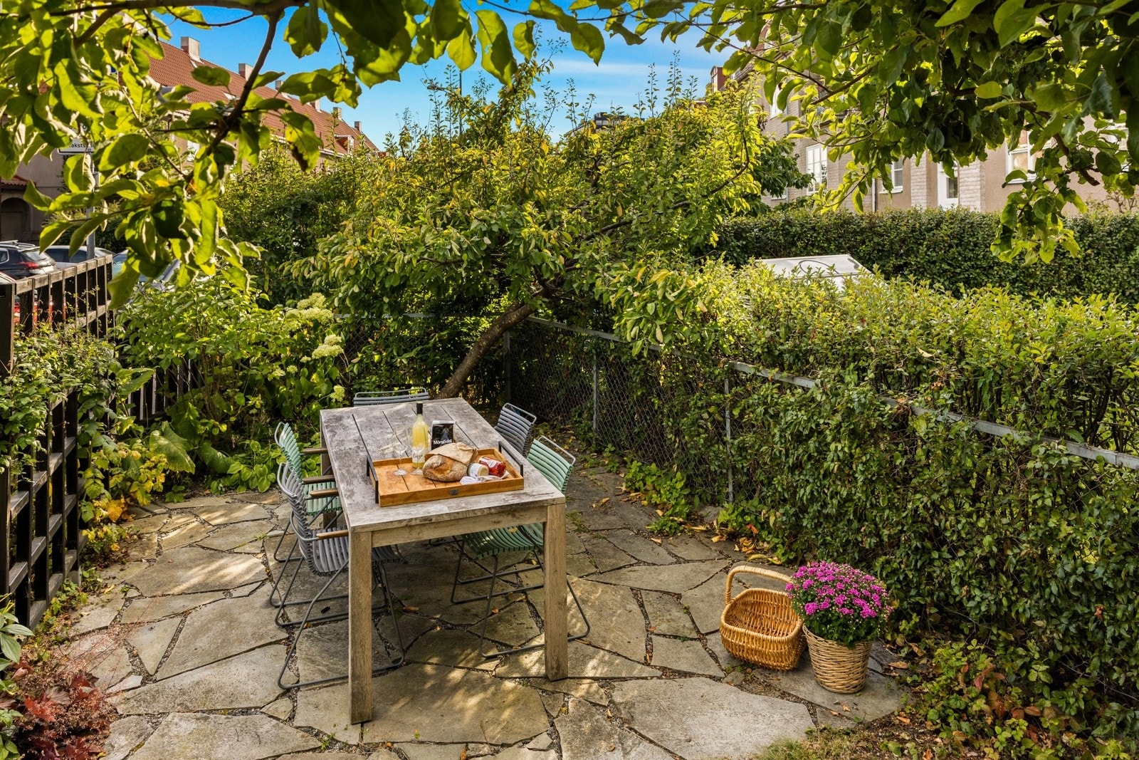 Hageparsellen er et koselig lukket uterom m/ plen, skiferplatting, trygt og inngjerdet, frodig beplantet m/ et stort epletre, plommetrær, bærbusker og muligheter for urtehage i dyrkekassene. Solrikt fra tidlig morgen til ca kl 18 på sommerstid! Galleribilde