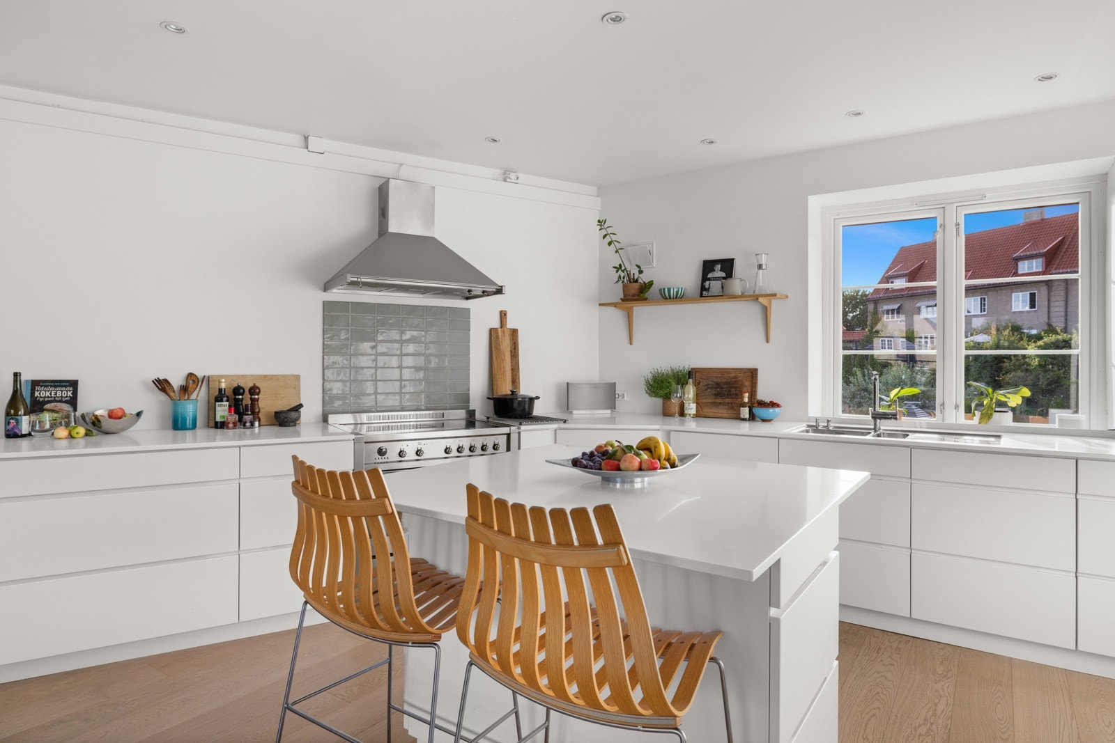 Det er også gjennomgående lys fra spisestuen og karnappet. Himling med downlights gir god belysning på kveldstid. Galleribilde