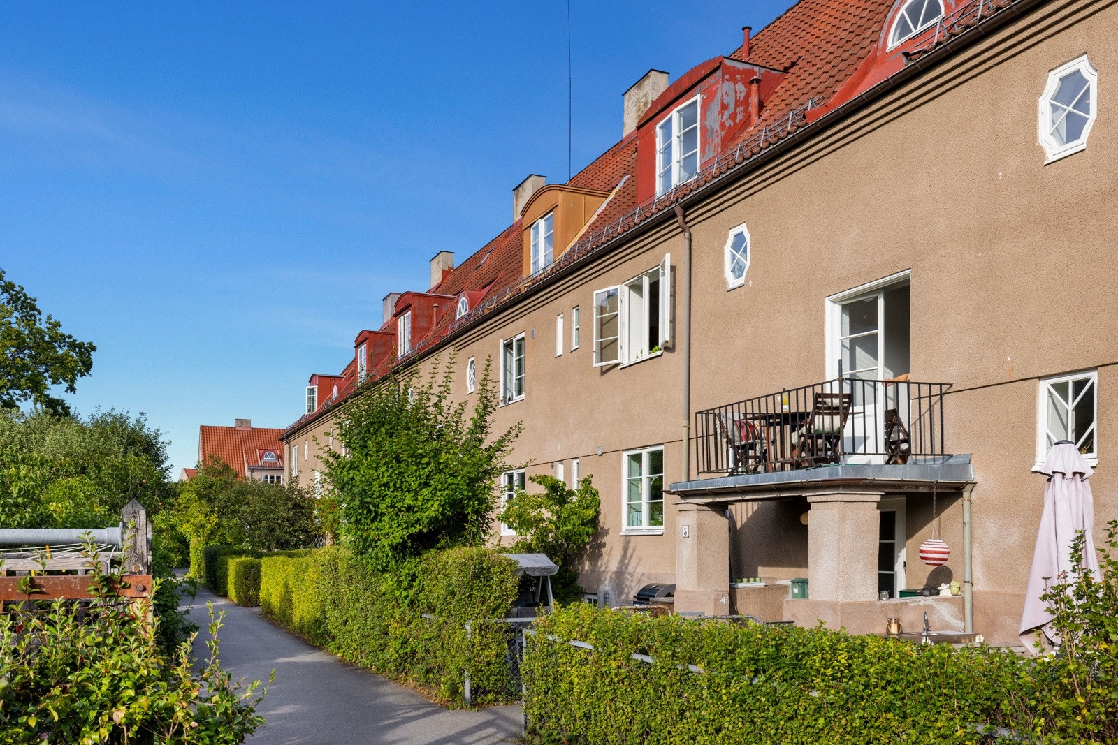 Fra boligen er det kort vei til idylliske Damplassen med fontene, blomsterbutikk, klesbutikk, Lofthus Pizza, delikatesse/dagligvare på Kolibri og Åpent Bakeri. Her arrangeres det med jevne mellomrom sosiale sammenkomster for store og små. Galleribilde