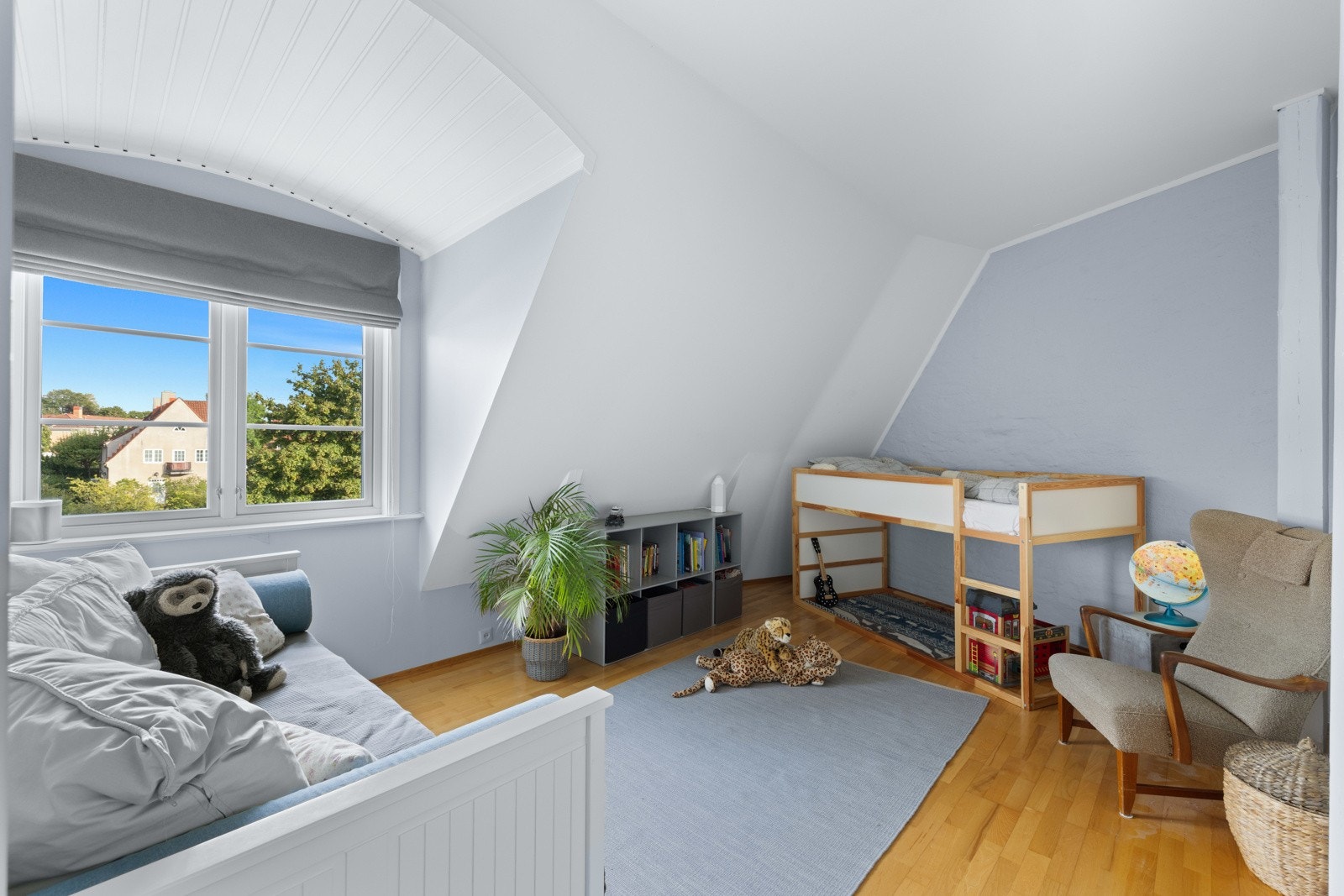 Soverom 1 er ca 18 kvm og har et karakteristisk buet hvelving over vinduet og sjarmerende skråtak. Rommet er svært luftig og har plass til flere senger og lekeplass. Utsikt mot Hagebyen. Galleribilde