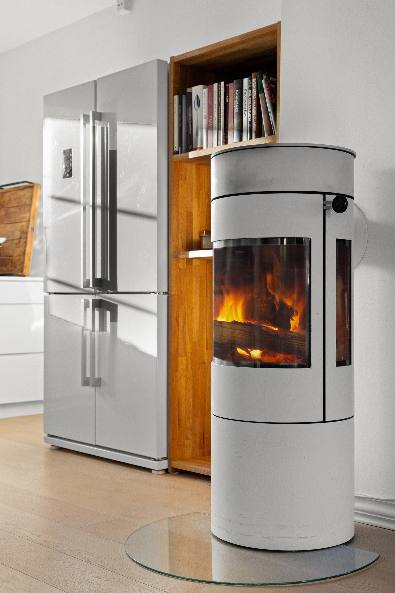 Flott Rais peisovn mellom kjøkken og spisestue gir god oppvarming og atmosfære. Galleribilde