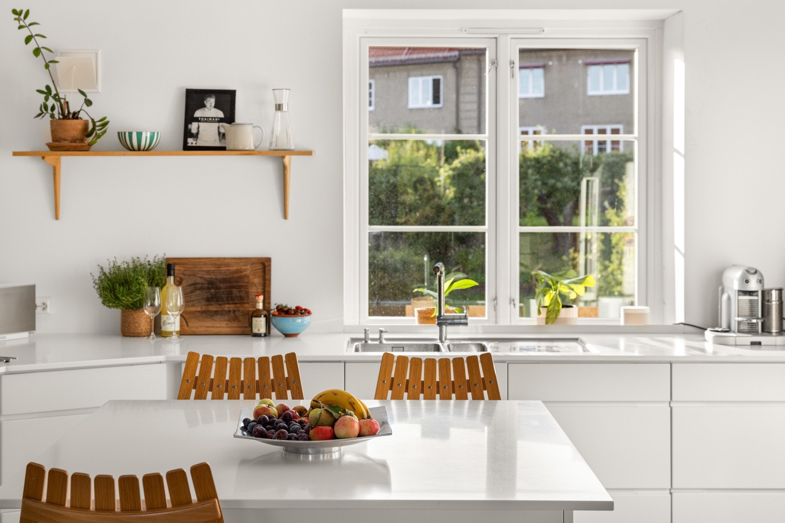 En moderne bolig med sosial og god planløsning, fin standard, luftig takhøyde (2,66 meter) og mange flotte originale detaljer som karnapp i tårnet, åttekantet vindu på badet og hvelvet himling over vinduene i 3.etasje. Galleribilde