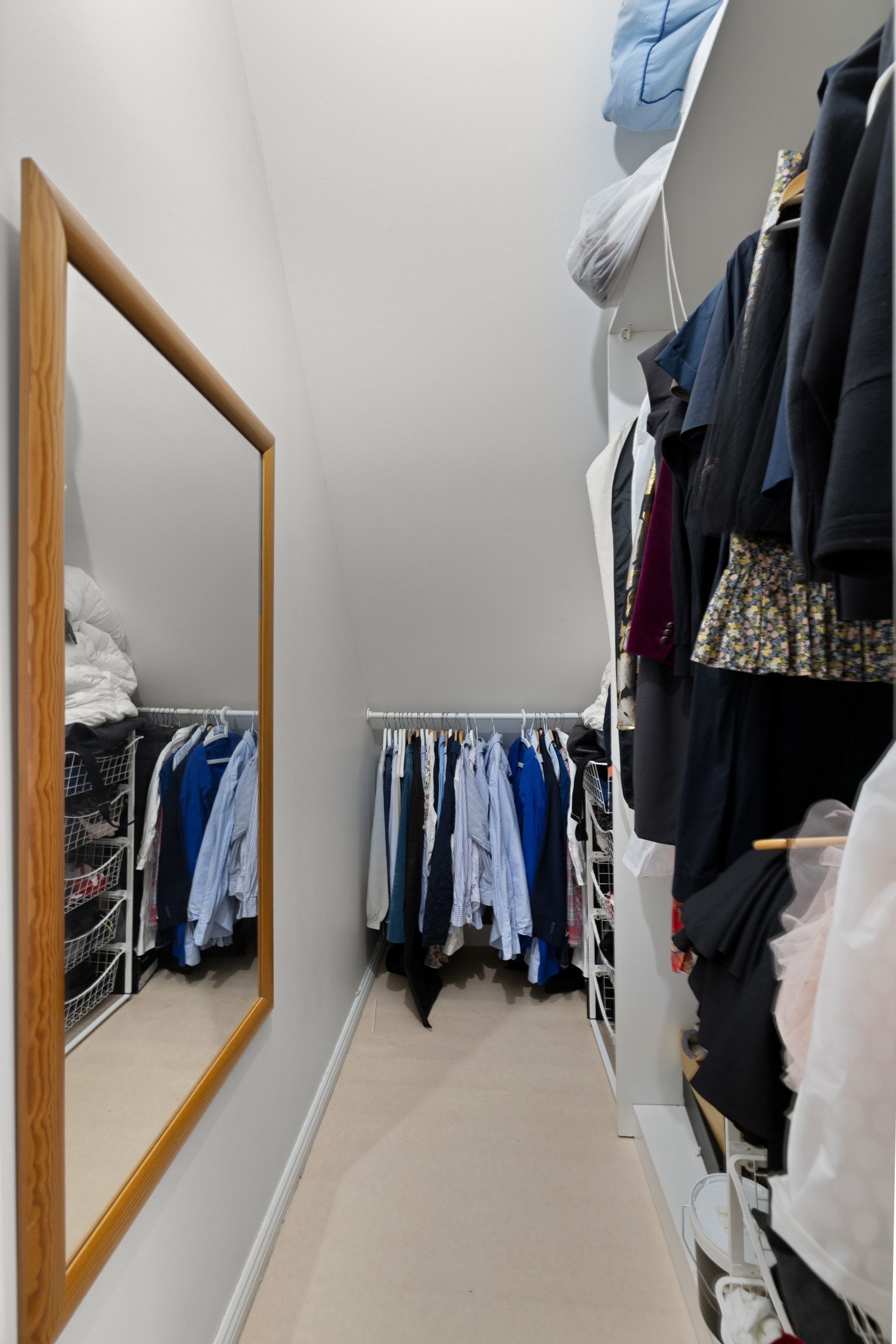 Innredet bod med garderobe. Galleribilde