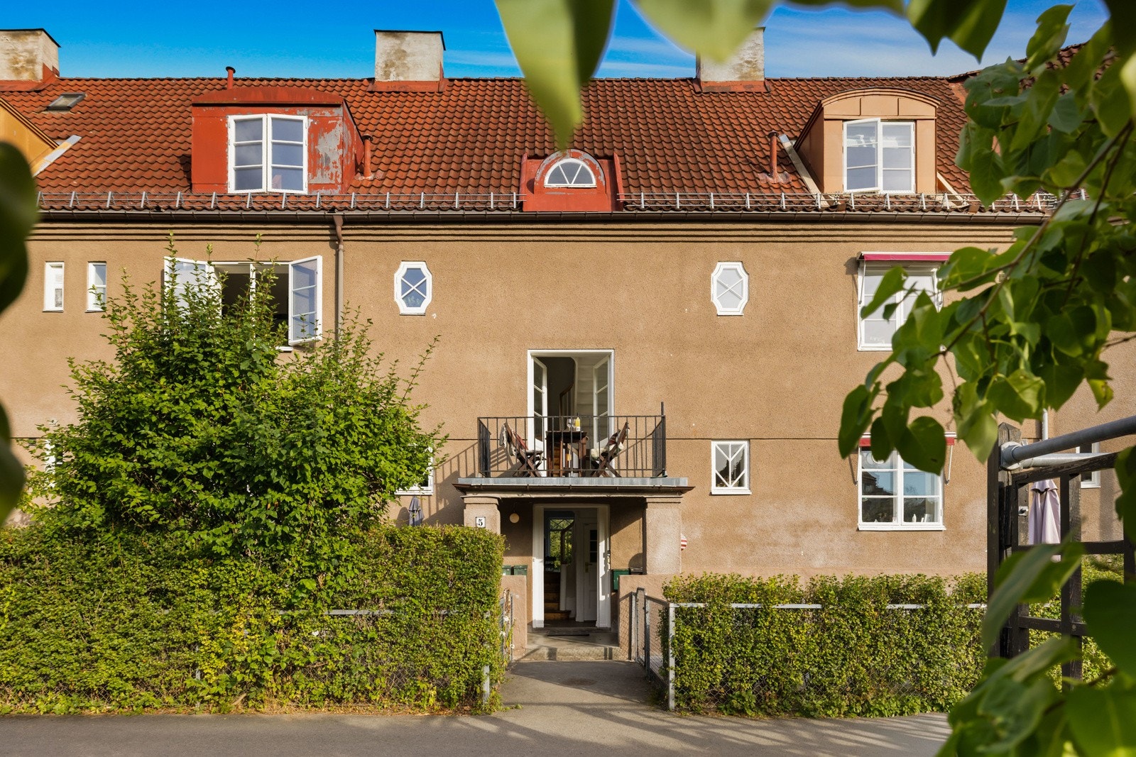 Hyggelig inngangsparti med felles balkong over. Galleribilde