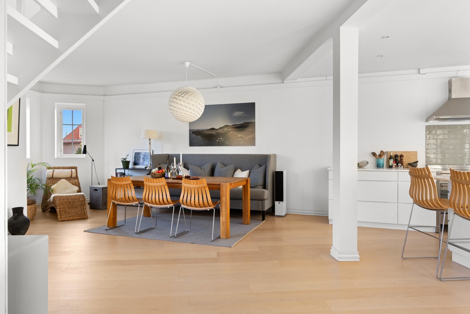 En sosial spisestue i forlengelsen av kjøkkenet. Galleribilde