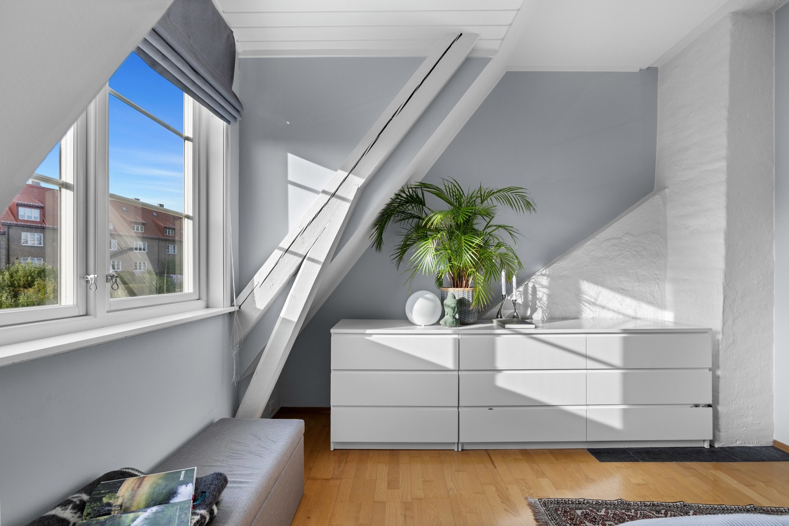 Soverom 2 er innredet med dobbeltseng og flere kommoder. Galleribilde