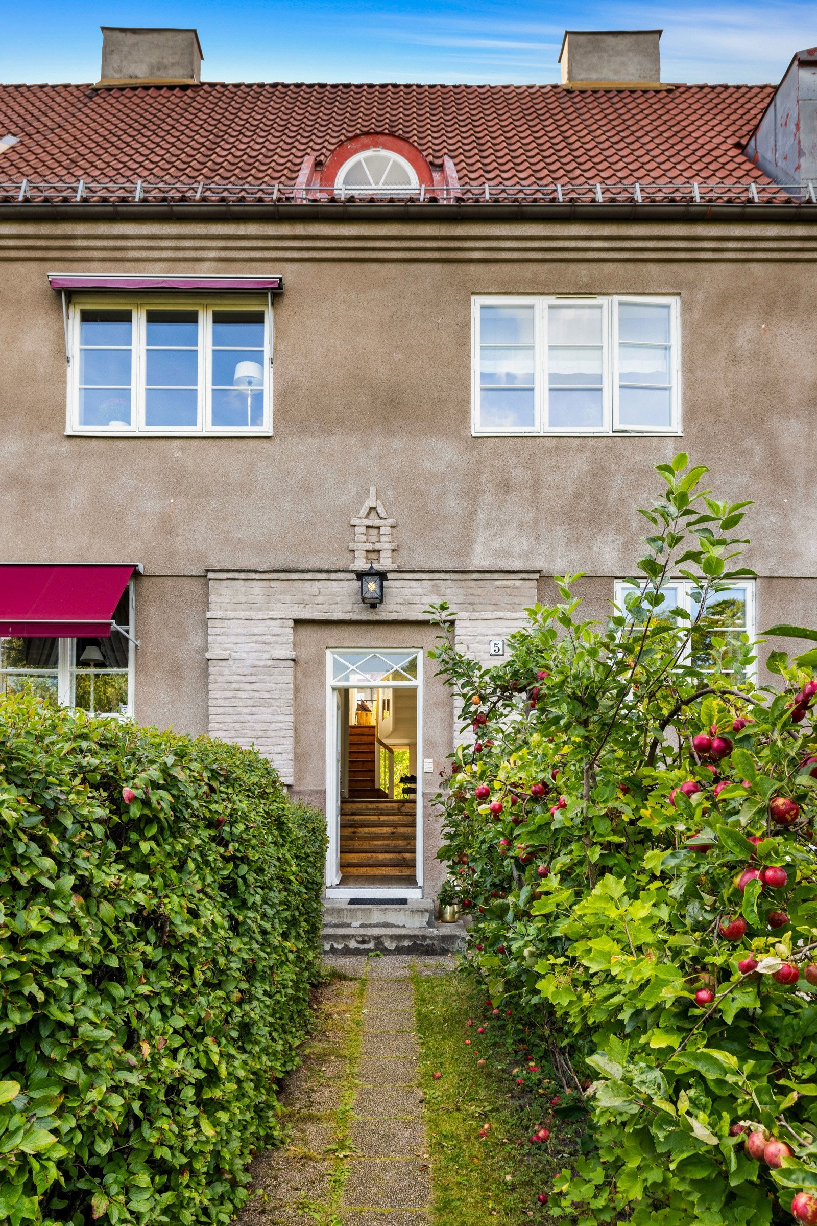 Inngang til oppgangen fra Moltke Moes vei 5. Hekk og eplehekk. Galleribilde