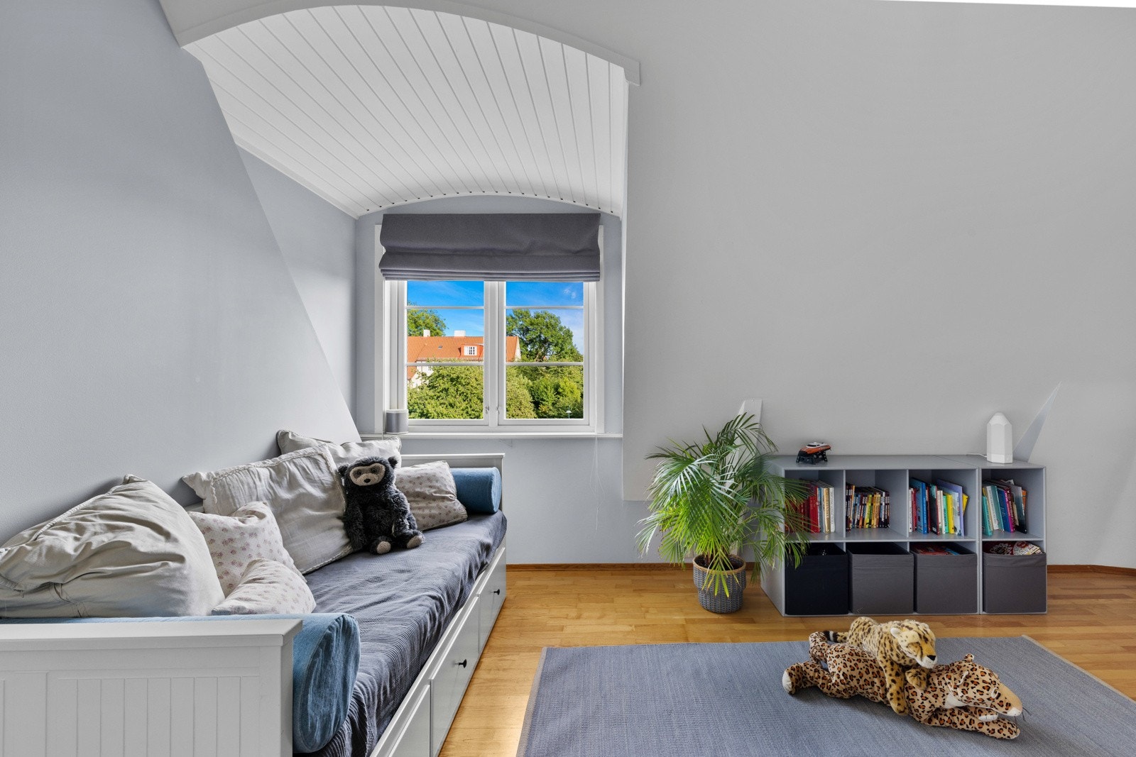 Det er 2 store soverom og tilgang til bodarealer på samme plan på over 13,5 kvm, i tillegg til hemsen over med areal på 12 kvm. Tidligere eier planla for flere soverom og et bad i etasjene jf rammetillatelse fra 2016. Galleribilde