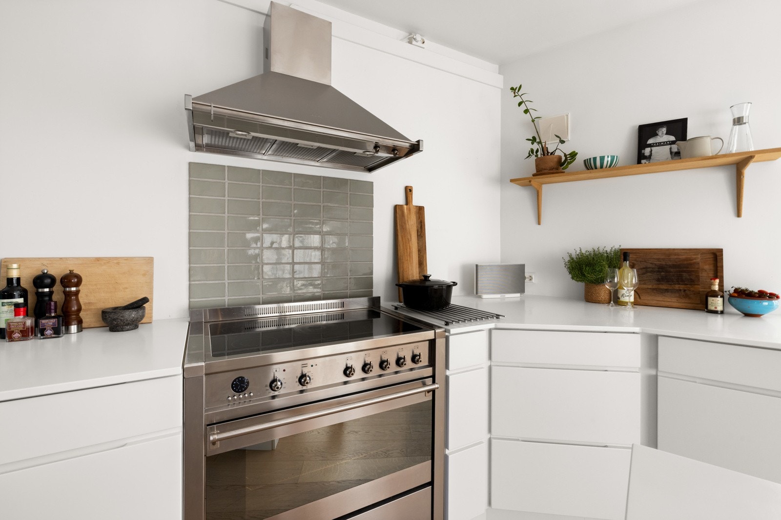 En bred designkomfyr med induksjonstopp fra Smeg pryder kjøkkenet, kan følge med. Galleribilde