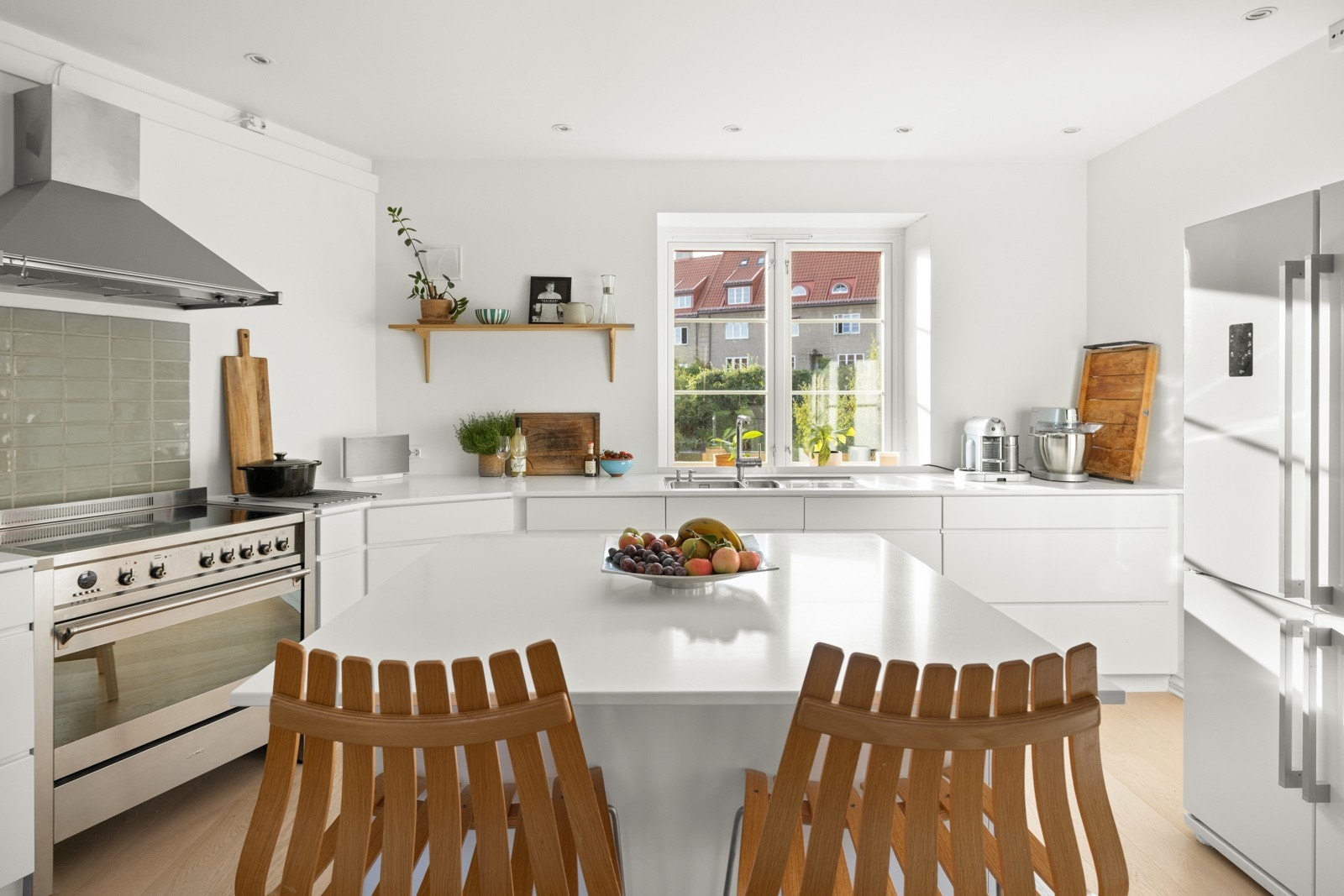 Kjøkkenet fremstår som romslig (ca 17,7 kvm), moderne og med god benkeplass. Kjøkkenvinduene er vendt mot nordvest og gir godt med naturlig lys. Galleribilde