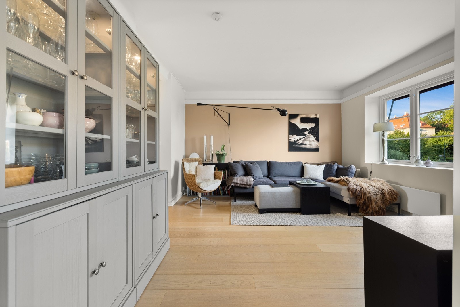 En vegg i stuen har fått en lun kontrastfarge. Galleribilde